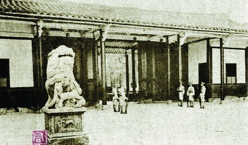   1935年，当时厦门海军司令部正门的石狮。 
