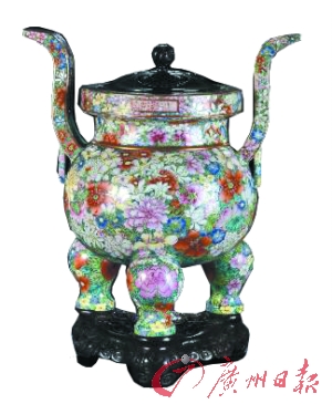 清乾隆 粉彩百花不落地朝冠耳三足炉