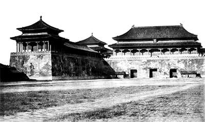 午门（1860年10月25日-11月9日），比托摄，拍摄地点：阙左门南侧，是最早故宫系列照片之一