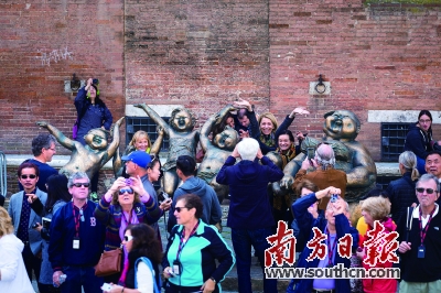 “肥女”带动古城锡耶纳的狂欢。
