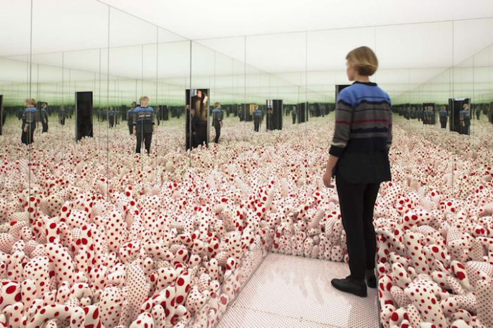 草间弥生大型回顾展：给人以身临其境之感