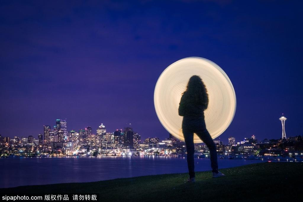 用LED呼啦圈创造出的梦幻般的未来派图景