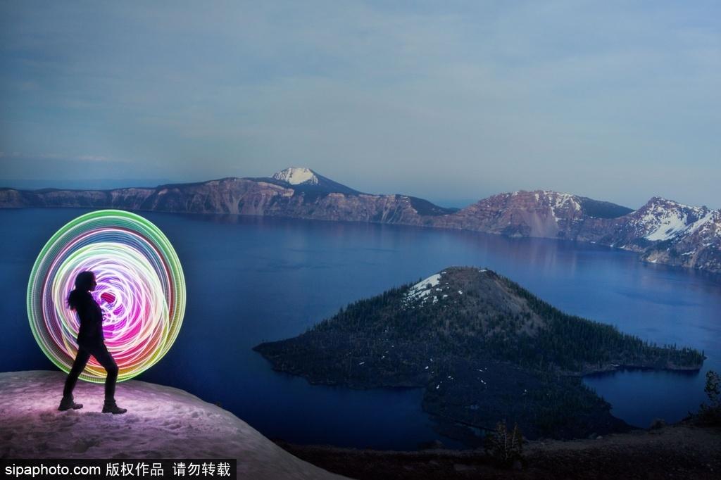 用LED呼啦圈创造出的梦幻般的未来派图景