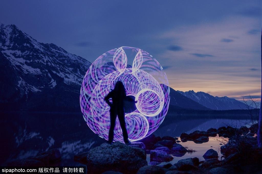 用LED呼啦圈创造出的梦幻般的未来派图景