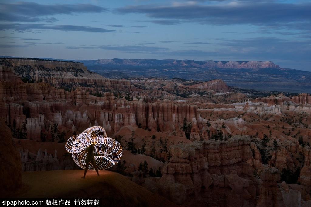 用LED呼啦圈创造出的梦幻般的未来派图景