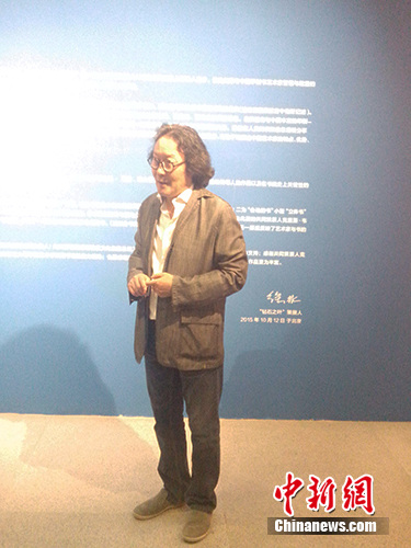   徐冰在展览现场。宋宇晟 摄