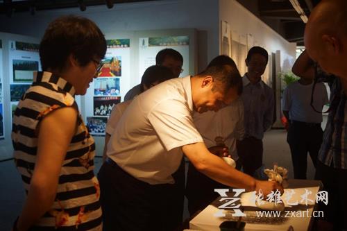    （厦门大学林东伟副书记在房山区委常委宣传部长赵佳琛的陪同下体验拓印）
