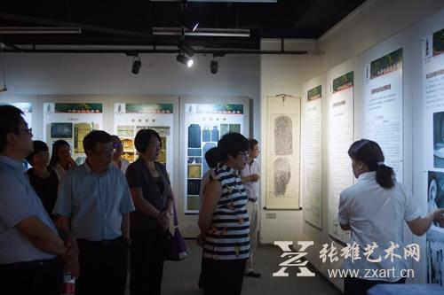    （厦门大学林东伟副书记在房山区委常委宣传部长赵佳琛的陪同下体验拓印）