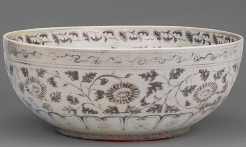 明洪武 釉里红如意云形缠枝牡丹菊纹大碗 直径 41 cm