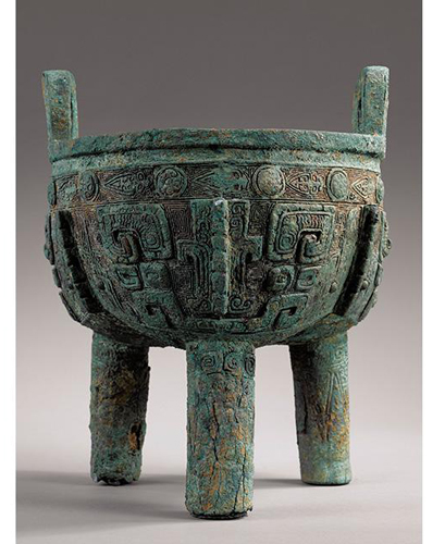 图为一件可追溯到晚商时期的大型古代青铜礼器，鼎，拍前估价为 15-25 万美元（约合人民币 95.355-158.925 万元）。图片来源：苏富比。