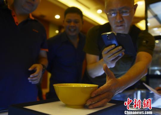 一只底部印有“大清乾隆年制”六字的清乾隆黄釉碗备受关注