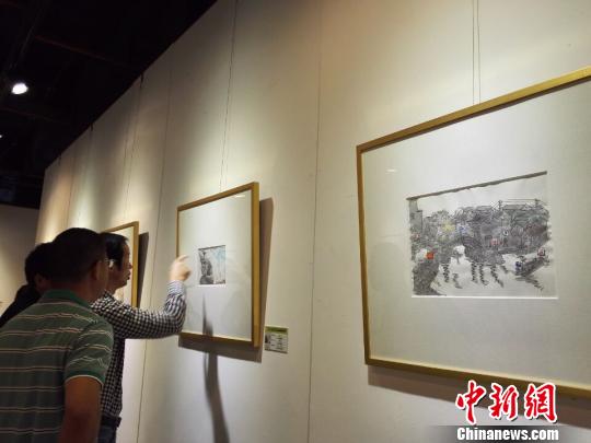 图为市民在现场观展。　赵小燕　摄