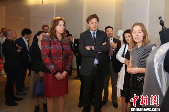 荷兰外交部长贝尔特·科恩德斯参观展览　姜煜　摄