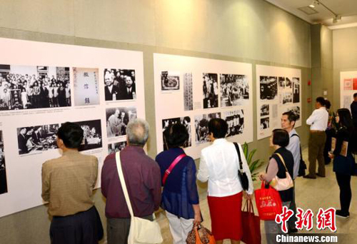 广州市民参观图片展。　崔三辉　摄