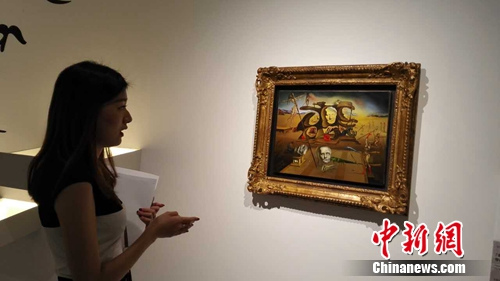   《拿破仑的鼻子，摇身一变成为一名孕妇，带着她的忧郁影子，在已毁坏的遗址中散步》，这幅油画单件价值超过八百万欧元。