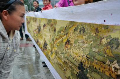   刘邦玉将十字绣《清明上河图》展出，市民驻足观看。