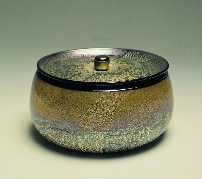   ▲江副行昭 《窑变金璃瓷水指》 熔土、金箔、银箔、金属玻璃