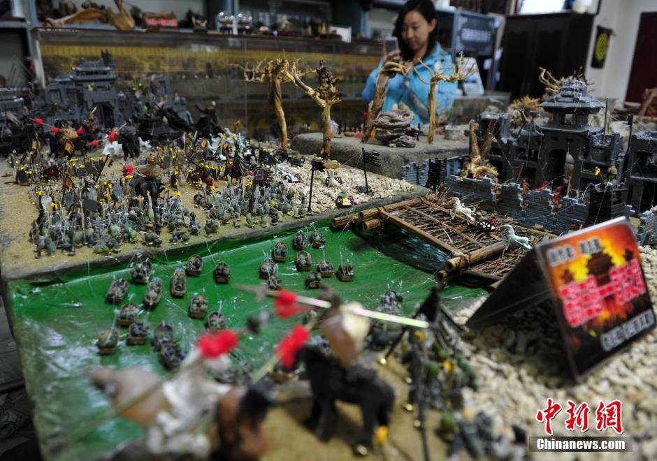 河北保定奇石收藏家用万余石块造“三国”模型
