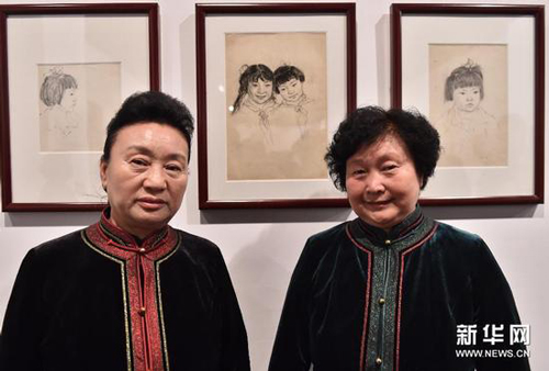 官布捐赠首博作品暨官布绘画艺术展开展11月10日，《草原小姐妹》中原型龙梅（左）、玉荣在官布当年为她俩画的素描作品前合影。