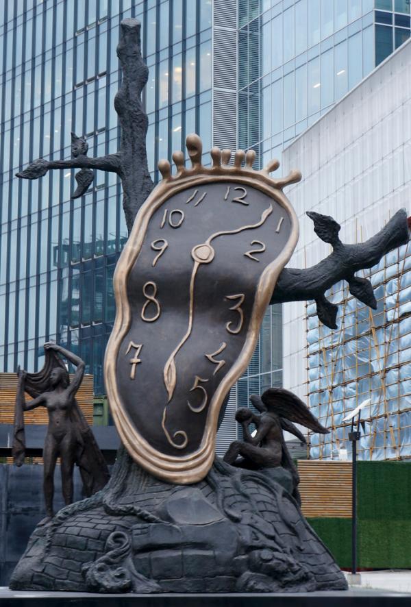 2011年11月16日，上海南京路常德路口，达利的雕塑《时间的贵族气息》。 澎湃资料