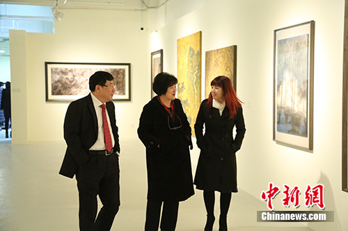 嘉宾参观展览。
