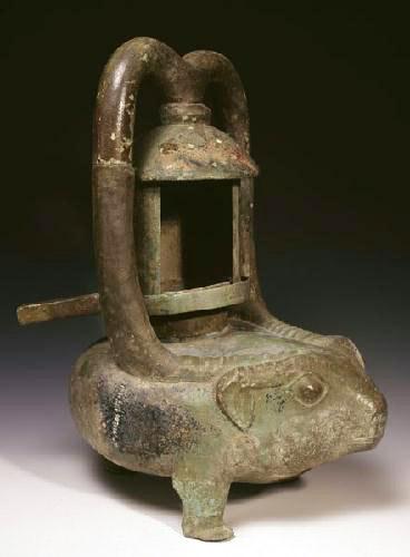  “敕庙”铜牛灯，西汉，现藏于湖南省博物馆 