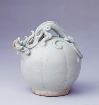   景德镇窑青白釉倒流壶，宋代，现藏于北京故宫博物院
