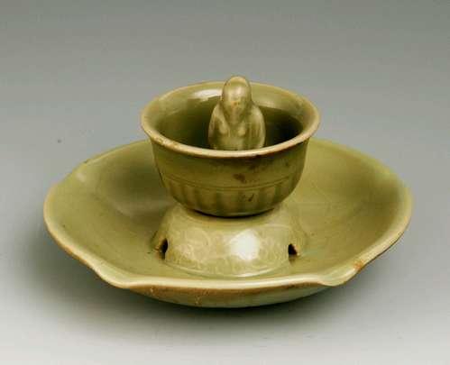    龙泉窑公道杯，南宋，现藏于烟台市博物馆