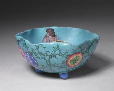    宜兴窑绿地粉彩公道杯，清光绪，现藏于北京故宫博物院 