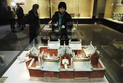 昨日，园博馆，古建筑明器展展出了明代绿釉二进陶宅院。新京报记者 薛珺 摄 　　 