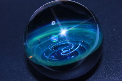艺术家将宇宙中的璀璨“星河”封装在玻璃球里