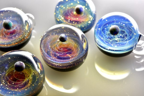 艺术家将宇宙中的璀璨“星河”封装在玻璃球里