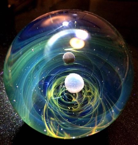 艺术家将宇宙中的璀璨“星河”封装在玻璃球里