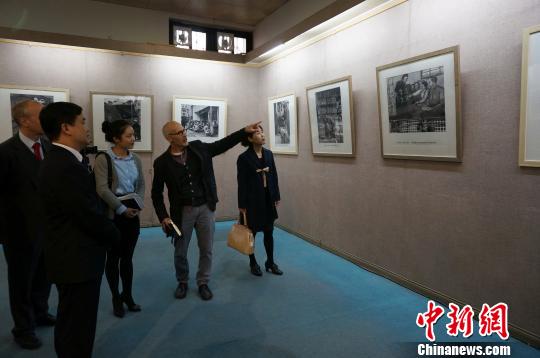   图为嘉宾参观“新旧之交的中国”摄影展。