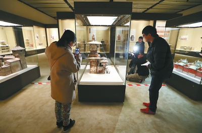   观众在参观河南博物院古代建筑明器展
