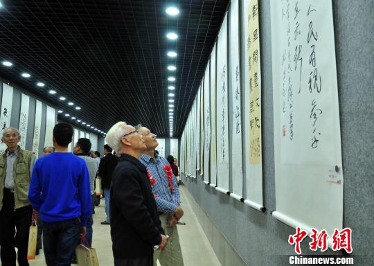   画展吸引了众多书画家和爱好者前来参观。　吴楠　摄