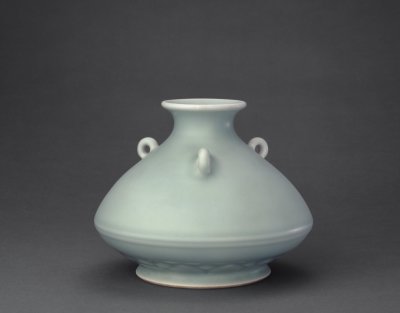   清雍正 青釉荸荠式三系瓶 北京故宫博物院藏