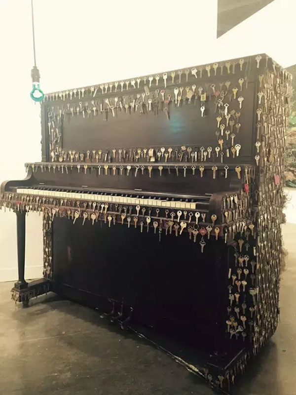 Nari Ward 拼凑的保险 钥匙、钢琴、灯等材料 1331x152x77cm 2015 lehmannmaupin画廊  凤凰艺术 图