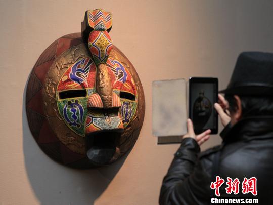  图为“一家亲一路情”--2015非洲艺术雕刻特展览现场。　张亨伟　摄