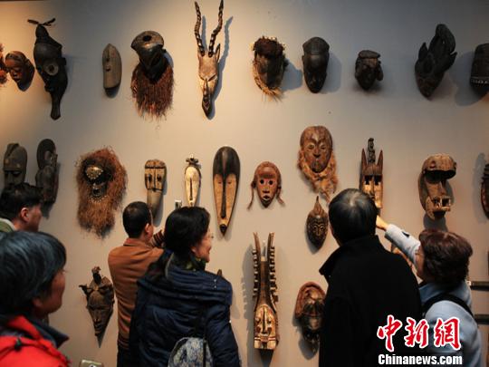 图为观众在参观“一家亲一路情”--2015非洲艺术雕刻特展。　张亨伟　摄