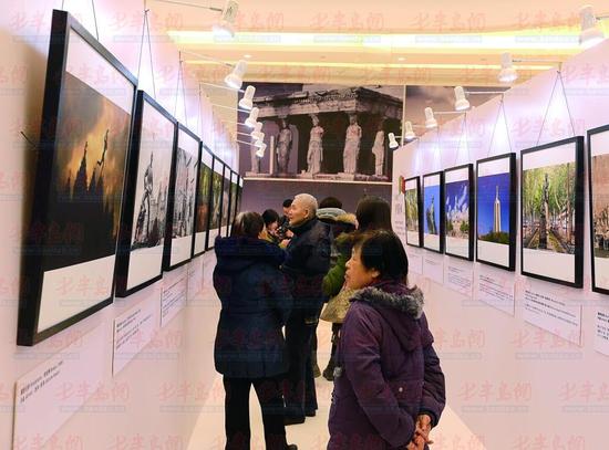 市民参观雕塑摄影展