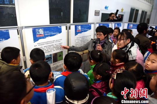   来自政府机关、教育系统工作人员以及学生、社区百姓代表等400余人参加了“钓鱼岛历史与主权”展览开展仪式。