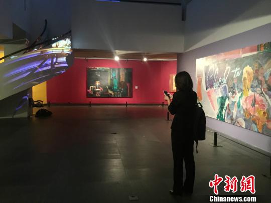 观众在观展　索有为　摄