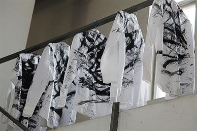    《墨衣》 艺术家：岳敏君（中国）