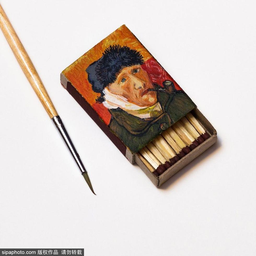 俄罗斯艺术家以小物件为画板 打造微型绘画艺术