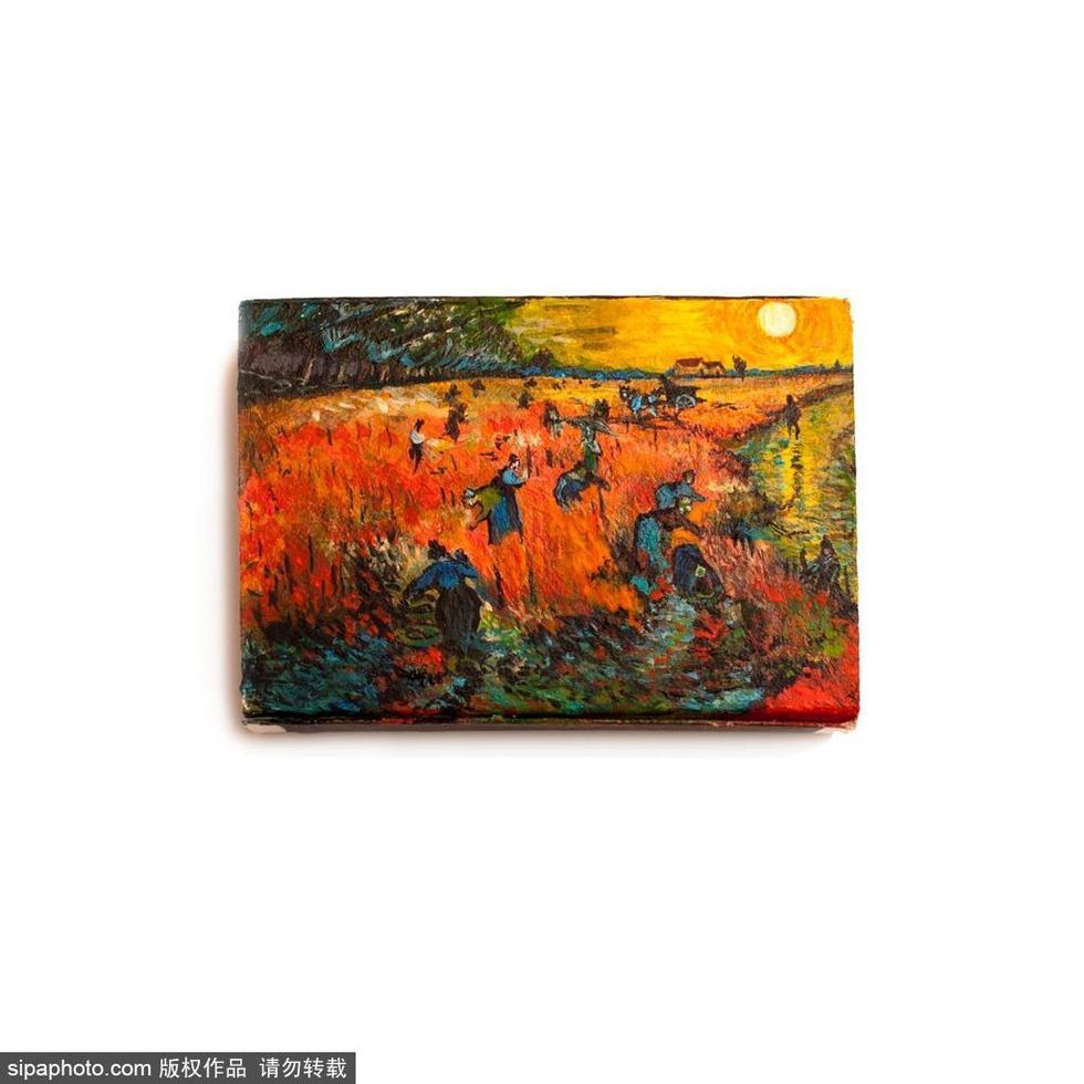 俄罗斯艺术家以小物件为画板 打造微型绘画艺术