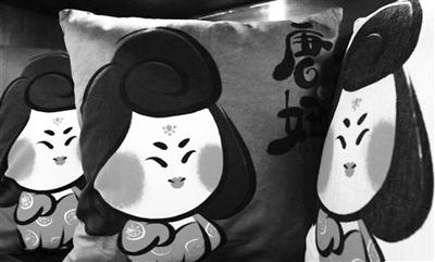 陕西历史博物馆制作的出自唐代粉彩俑形象的“唐妞”抱枕