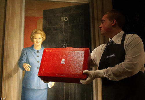 撒切尔夫人任首相时使用的红色机要箱以5000镑起拍，最终以24.2万英镑的高价落槌。“这恰好展示了她不朽的力量，”小说家、保守党党人杰弗里·阿彻男爵说 ，“她总是担心10分钟后自己就会被人遗忘，看看现在。”