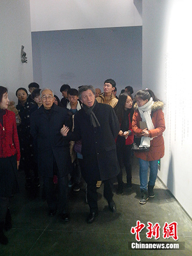 靳尚谊与范迪安现场观看展览。宋宇晟 摄