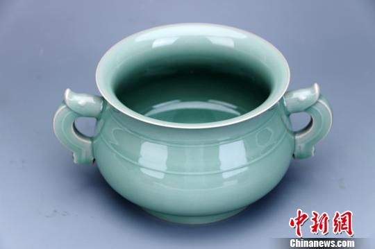 陈永德的青瓷作品《梅子青龙耳炉》
